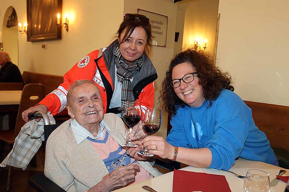 Herzenswunsch Hospizmobil fährt 98-jährige aus Gangkofen nach München, BRK-Kreisverband Rottal-Inn