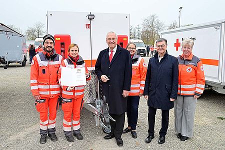 Feierliche Indienststellung neuer Katastrophenschutz-Fahrzeuge mit Mitgliedern der SEG-Betreuung und Joachim Hermann (Bayerischer Innenminister), Dr. Elke Frank (Landesgeschäftsführerin BRK), Ralph Tiesler, (Präsident des Bundesamtes für Bevölkerungsschutz und Katastrophenhilfe) und Angelika Schorer (BRK-Präsidentin)