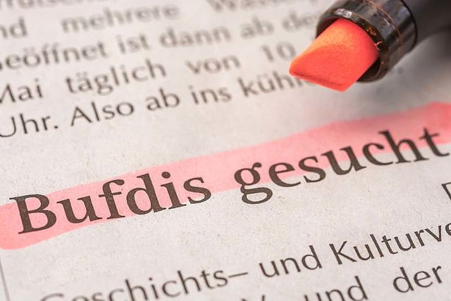 In einem Zeitungsartikel wurde die Überschrift - Bufdis gesucht - mit einem pinken Marker markiert